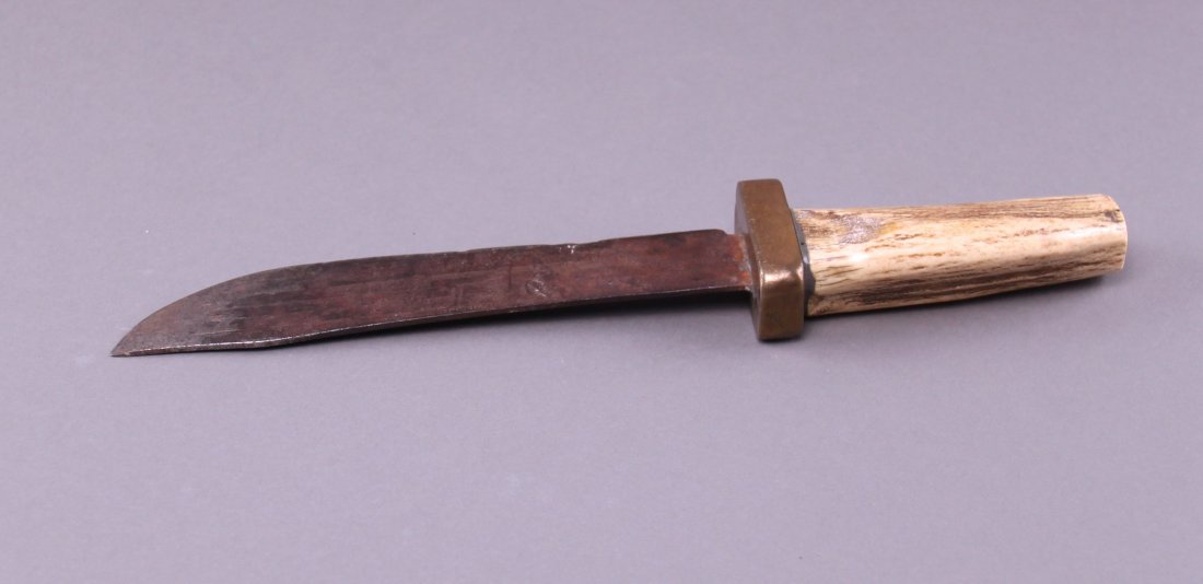 Antique Native American knife with horn handle.(Size