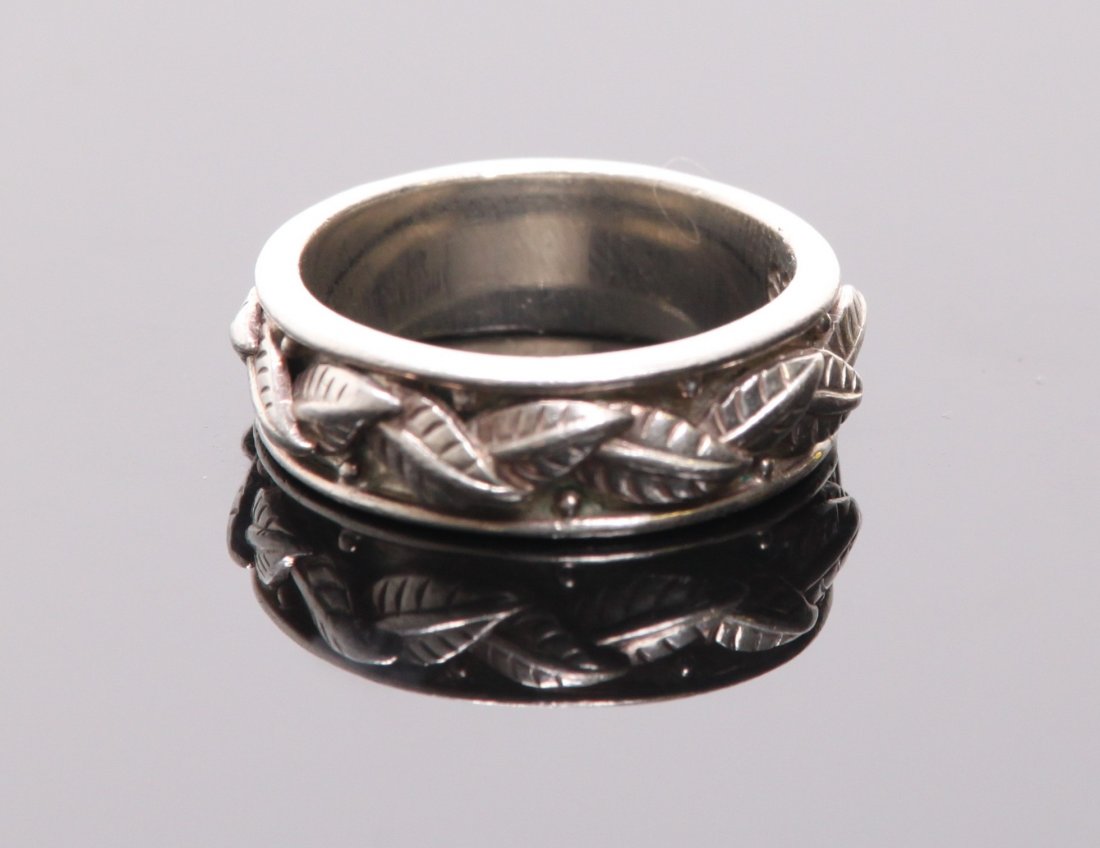 Sajen vintage sterling silver ring with leaf engravings: Sajen vintage sterling silver ring with leaf engravings all around. SIZE: see attached ruler photo. Photos are part of the description representing the condition report and can be used for authenticat