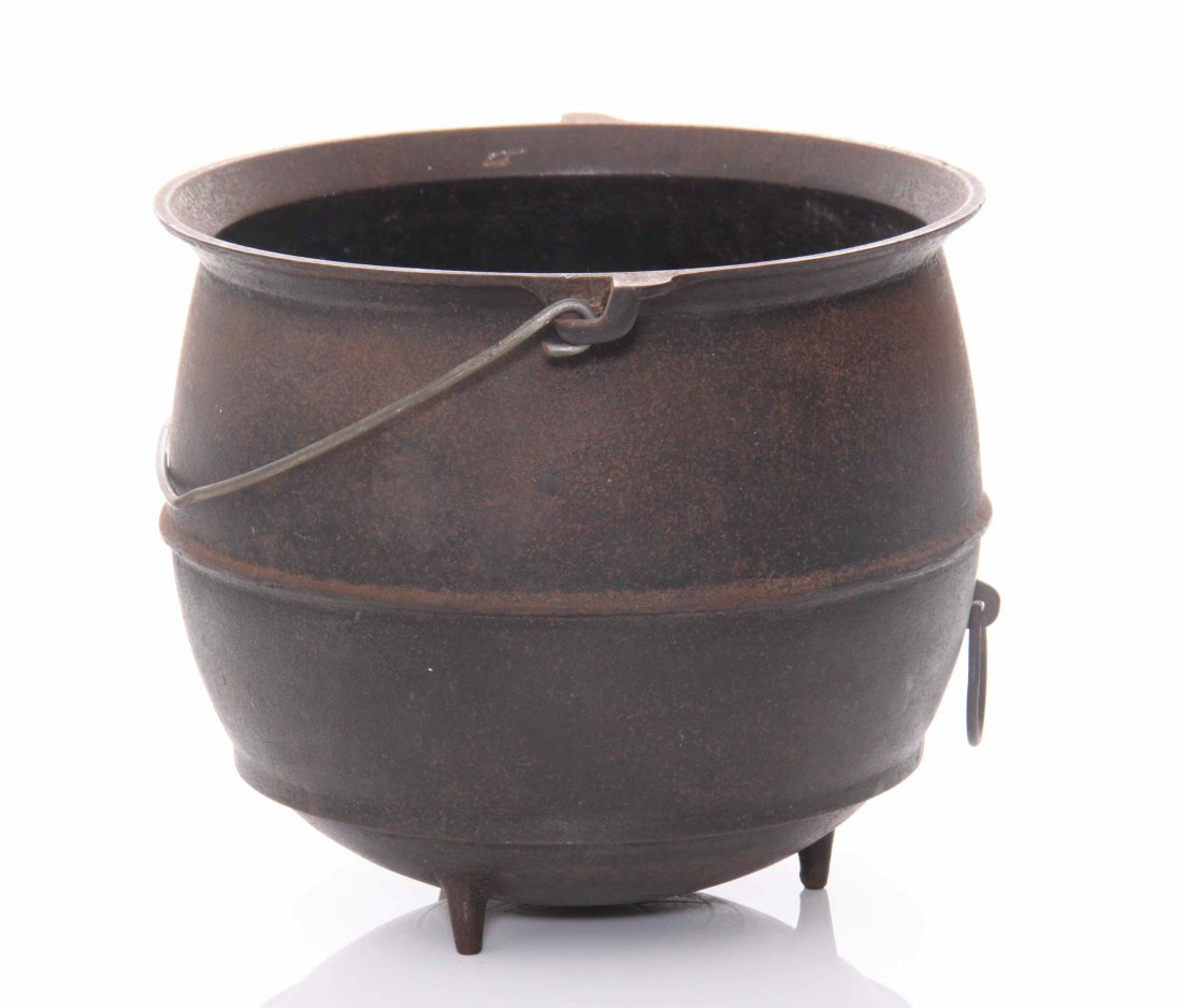 Griswold cast iron pot. SIZE: see attached ruler photo: Griswold cast iron pot. SIZE: see attached ruler photo. Photos are part of the description representing the condition report and can be used for authentication prior to the sale date. Pangaea Auctions