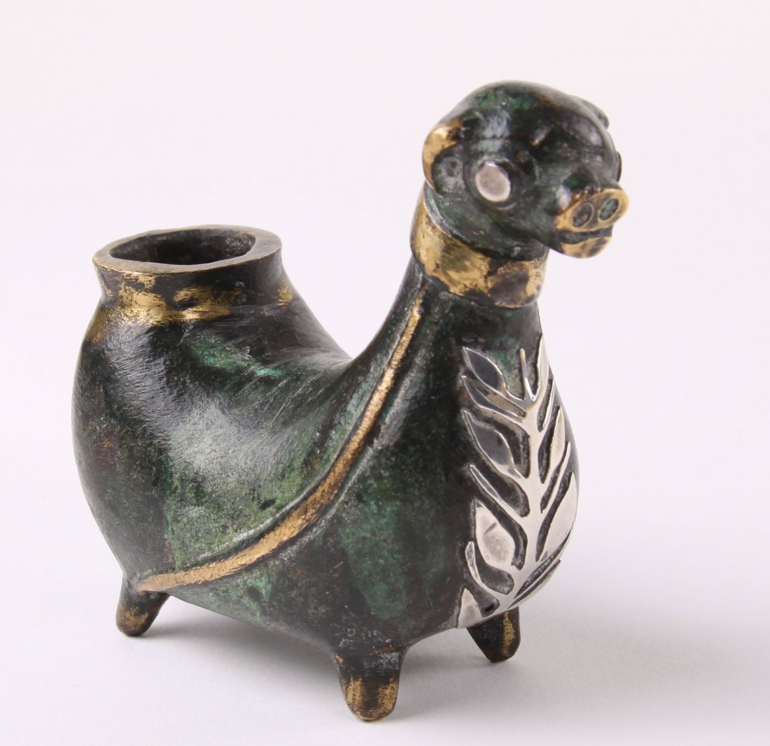 An exquisite bronze carved animal effigy sculpture bron: An exquisite bronze carved animal effigy sculpture bronze/brass incense holder. It has elegant sterling silver vine accents on the chest stamped with 925. SIZE: see attached ruler photo. Photos are pa