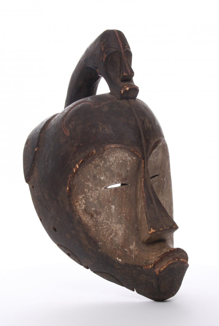 Antique African wood Punu mask, Gabon. Estima: Antique African wood Punu mask, Gabon. Estimated more than 50 yrs old. African art is a term typically used for the art of Sub-Saharan Africa. A few of the most popular traditional African art was pro