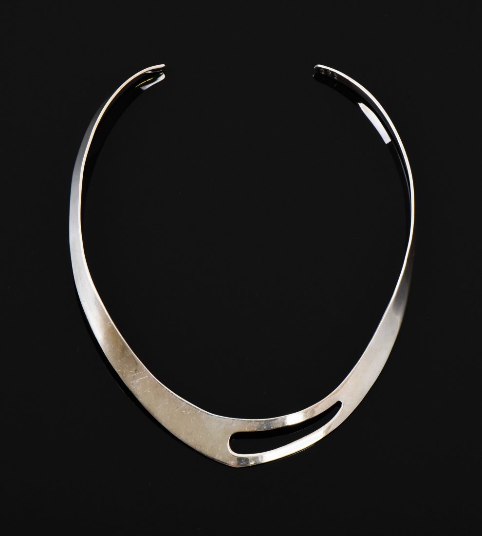 Sterling Silver Designer Necklace, Mexico. Es: Sterling Silver Designer Necklace, Mexico. Estimated less than 50 yrs old. 925 Sterling Silver consisting of 92.5% silver and 7.5% copper. Tested Positive using Nitric Acid Chemical Scratch Test, Clot