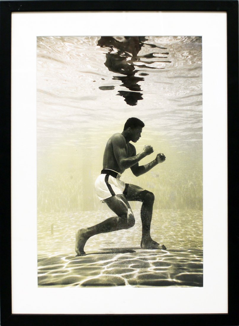 Schulke, Flip (1930 St. Paul/MN - West Palm Beach/FL: "Ali Underwater" - Cassius Clay trainiert im Pool des Sir John Hotel in Miami, 1961. Posthumer Gelatinesilberabzug (Feuchtigkeitsschaden), verso von Flip Schulke mit Bleistift sign. sowie monog., bez.