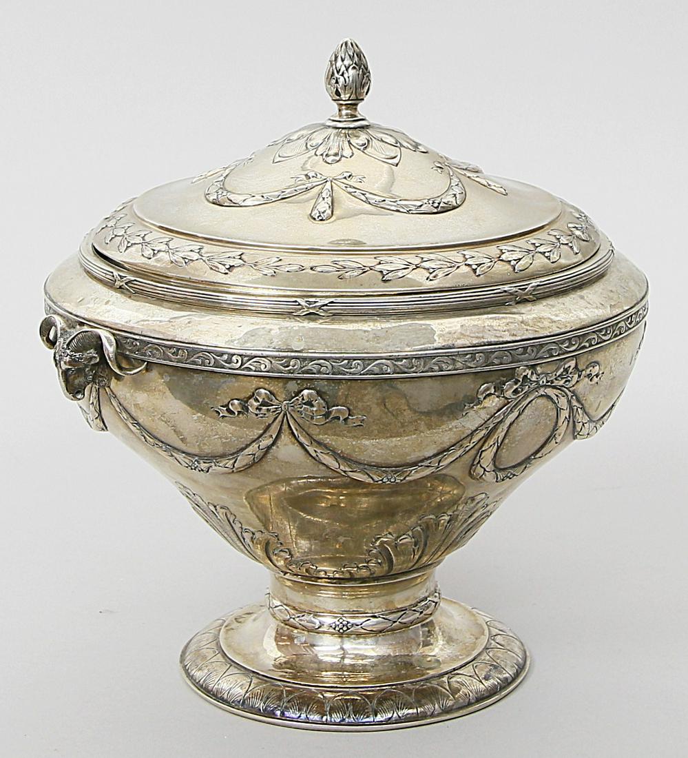 Deckelterrine im Barockstil. (1 of 1)