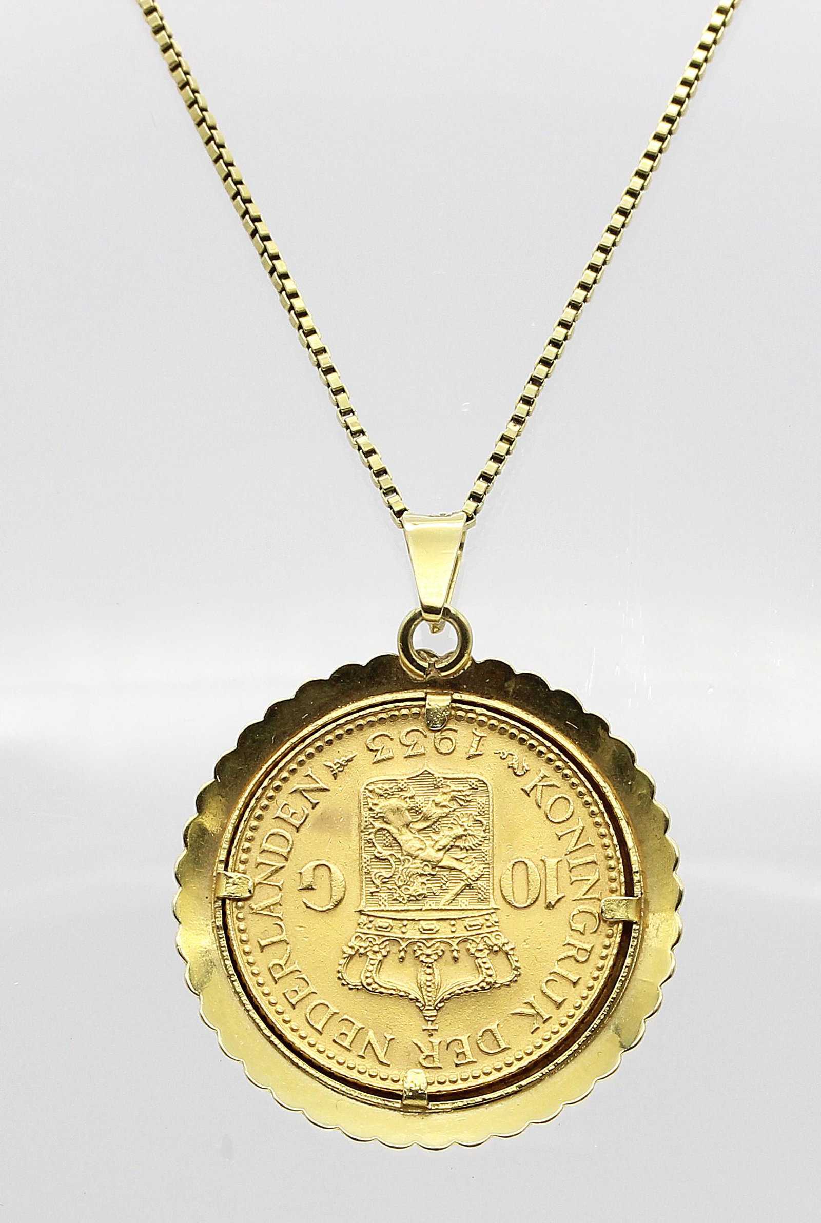 Münzanhänger an feiner, langer Venezianerkette. (1 of 1)