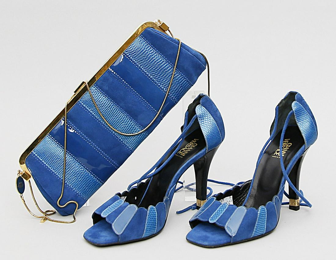 Abendtasche "Pavone/Oro", Gianni Versace.: Azurblaues Lackleder/Wildleder, goldene Hardware, Clip-Verschluss, Umhängekette. Innenstoff himmelblauer Satin. L. Tragespuren. Ca. 11x 28x 3 cm. Beigegeben: Paar passende High-Heels mit Schn