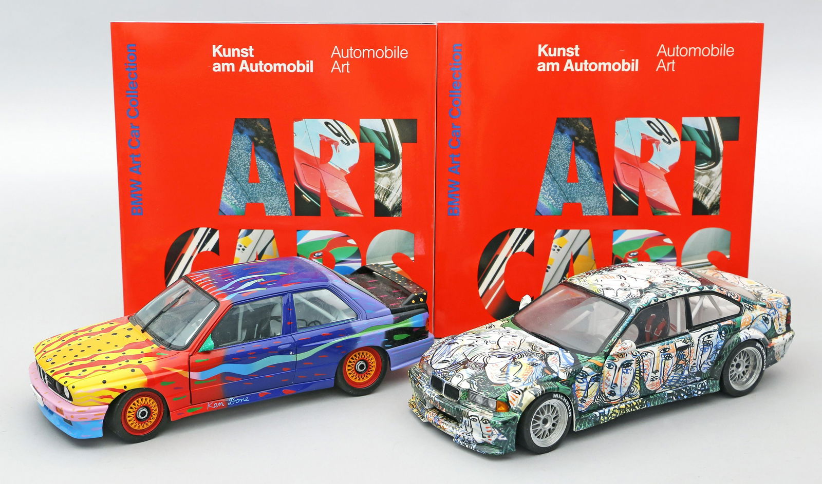 Art Car von David Hockney und Art Car von Ken Done.: BMW 3 Series aus dem Jahr 1995 und "BMW M3", aus dem Jahr 1989. L. ca. 23 cm. Beigegeben: Zwei Art Car Booklets.