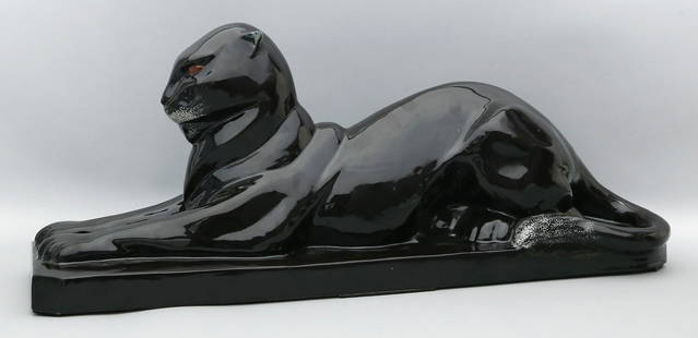 Guillard, Marcel (1896 Frankreich 1932): Gro&#223;e Art Deco-Skulptur "Liegender Panther". Keramik mit schwarzer Glasur. Glasurfehler, Haarrisse. Boden mit Pr&#228;gemarke Marcel Guillard und Herstellermarke Editions Etling, Paris und Zusatz