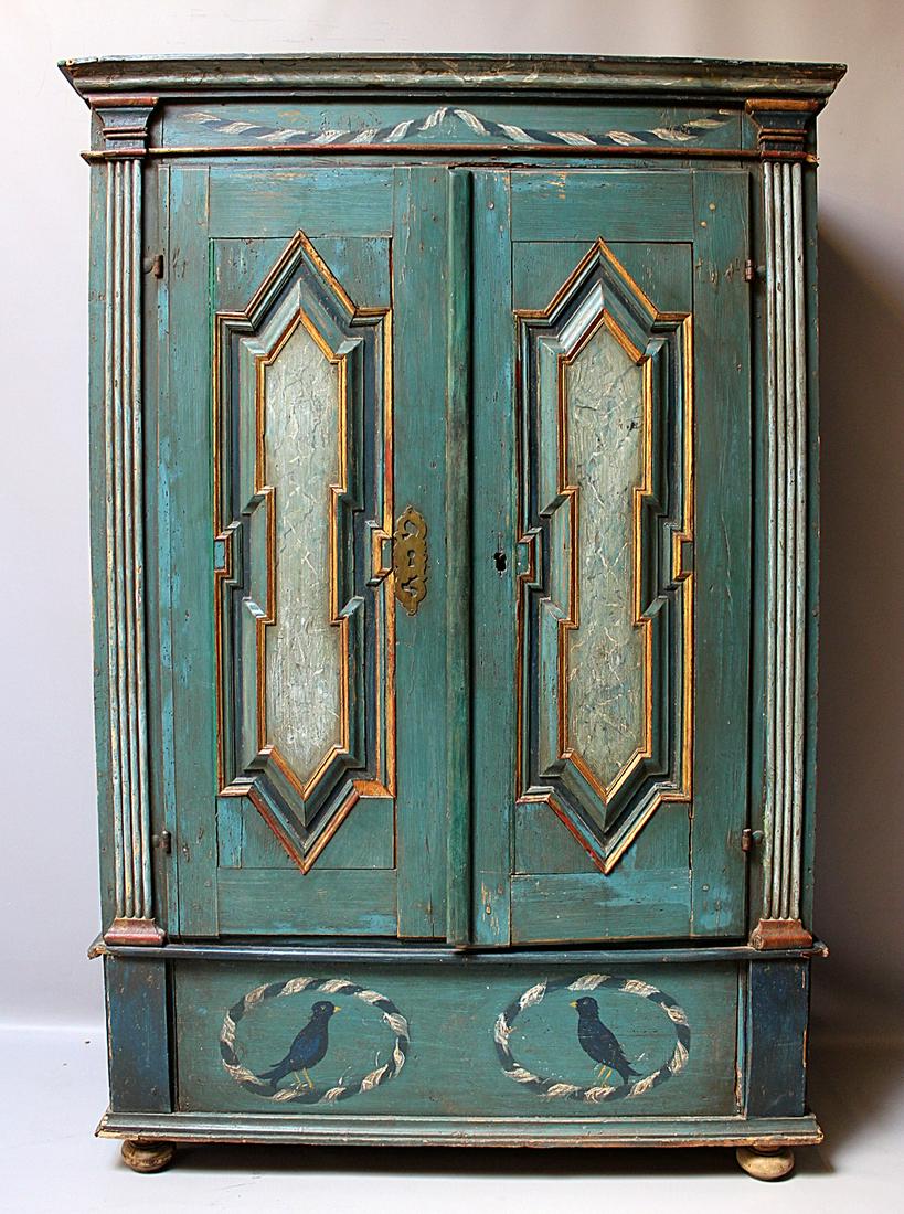 Klassizistischer Bauernschrank. (1 of 1)