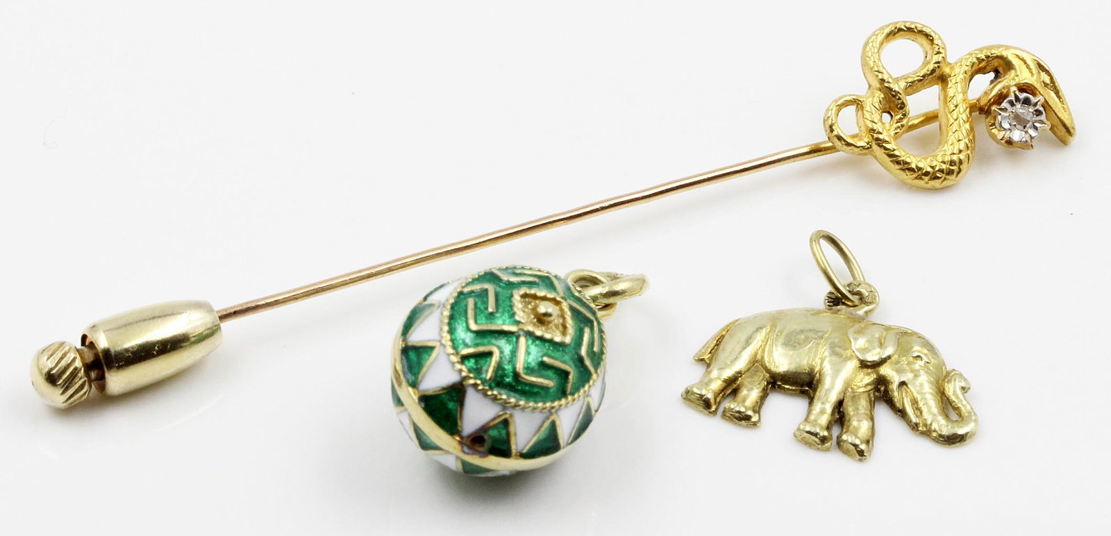 Krawattennadel und zwei Kettenanhänger. (1 of 1)