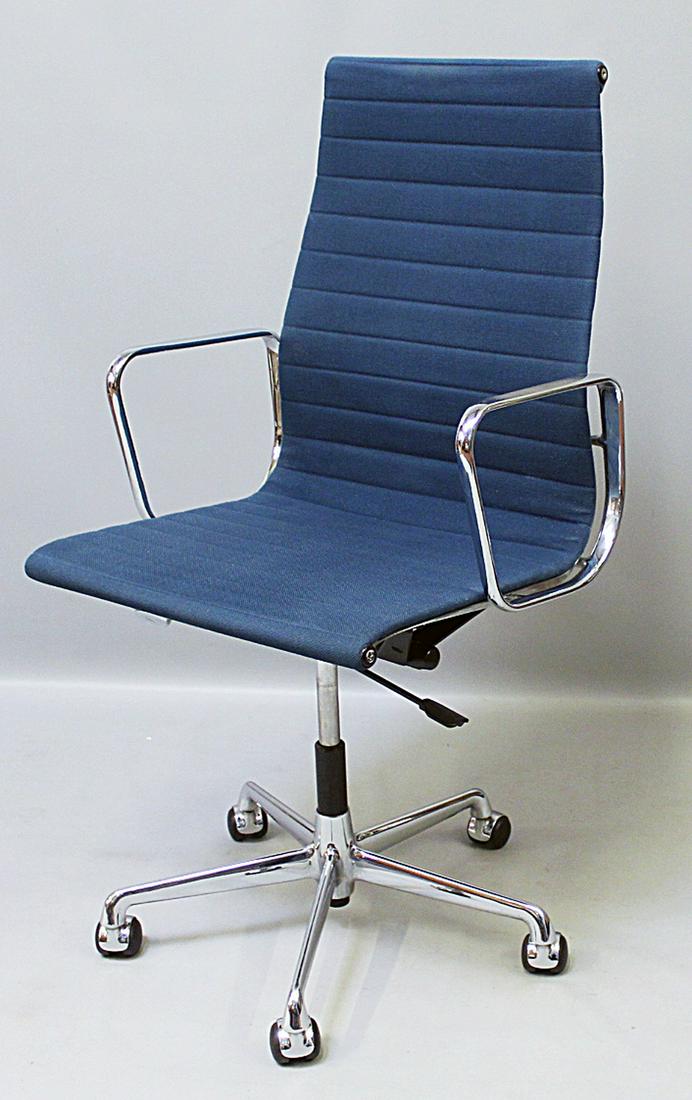 Eames, Charles und Ray (1907-1978 / 1912-1988): Bürodrehstuhl "EA 119 Alu Chair" mit hoher Rückenlehne, auf Rollen. Gestell aus poliertem Aluminium, dunkelblauer Hopsak. Kippfunktion. Gepflegter Zustand, aber Kratzer. Entwurf von 1969, he