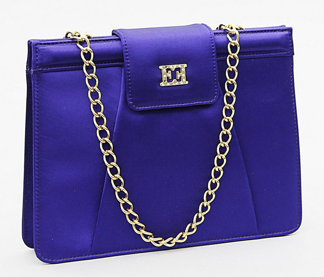 Damenhandtasche, "Escada".: Violette Seide. Vergoldete Metallapplikation mit farblosem Strassbesatz (2 Steine fehlend). Vergoldete Metalltragekette. Innenausstattung mit zwei Fächern, einmal mit Zipper. Innen bez. "ESCADA C