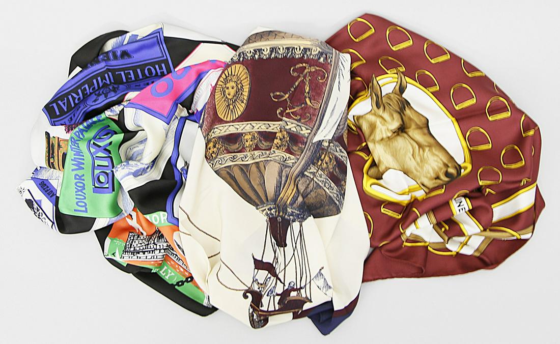 Drei Carrés "Escada".: Seide mit unterschiedlichen Prints, je mit Logo "ESCADA". Wenig getragen. D. ca. 80x 80 cm. Zweimal im Originalkarton.