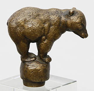 Gaul, August (1869 Hanau - Berlin 1921): Stehender Bär, Petschaft. Braun patinierte Bronze. Nach einem Entwurf um 1915. H. 5,5 bzw. 6 cm. Wvz.: Josephine Gabler "August Gaul Werkverzeichnis der Skulpturen", Berlin (2007), Nr. 216, Aufla