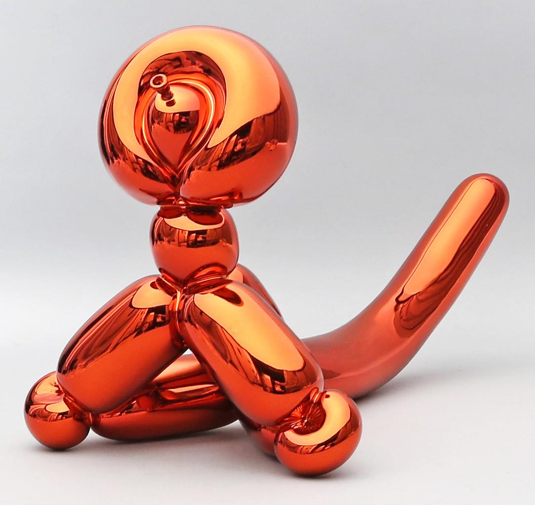Koons, Jeff (geb. 1955 York, Pennsylvania): Skulptur "Balloon Monkey (orange)". Porzellan, metallic-orange gefasst. Auf der Unterseite sign., dat. (20)17 und Ex. 121/999 sowie Herstellermarke Bernardaud, Limoges. Ca. 25x 40,5x 21 cm. In origina