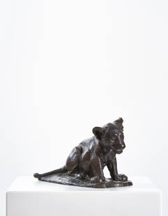 AUGUST GAUL (1869 Großauheim/Hanau - 1921 Berlin): Sitzender kleiner Löwe („Dusselchen“)Bronze auf Marmorsockel. 1898 (schwer lesbar).24,2 x 10,8 x 14,2 cm.Signiert „Gaul“ und datiert.Gabler 41.Nachlassguss der 1930er Jahre