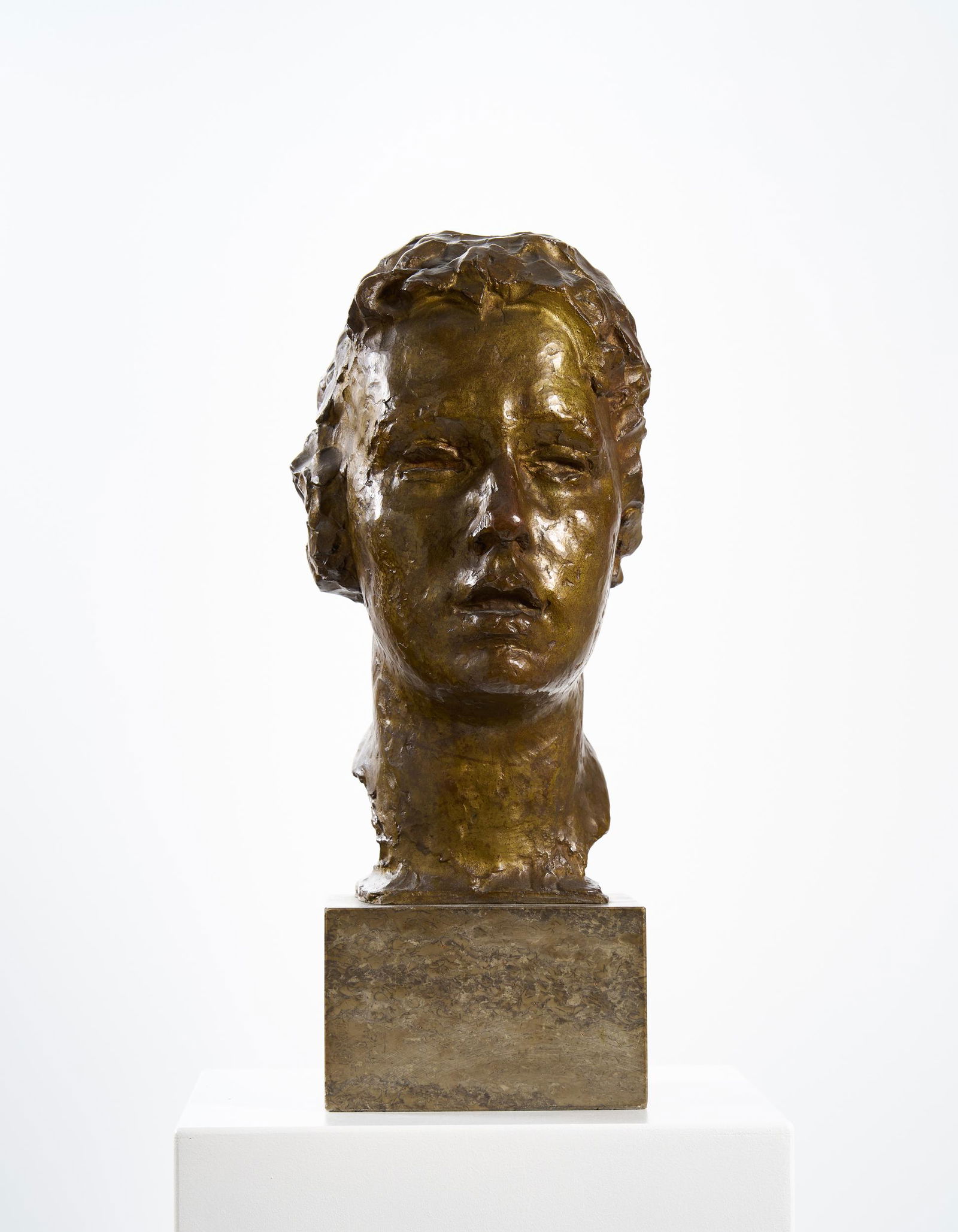 GEORG KOLBE (1877 Waldheim/Sachsen - 1947 Berlin): SingendeBronze mit goldbrauner Patina auf frÃ¤nkischem Muschelkalksockel. 1928.34,5 x 18 x 23 cm.Am Hals links monogrammiert â€žGKâ€œ (ligiert), verso mit dem GieÃŸerstempel â€žH. Noac