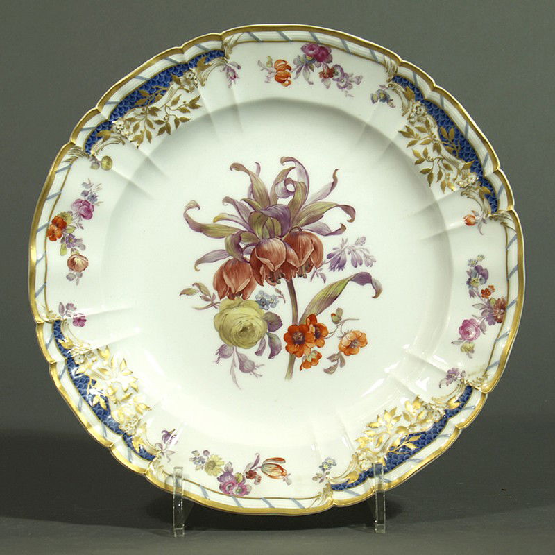 Teller, KPM Berlin,: Dekor "Breslauer Stadtschloss". Bunt bemalt, reiche Goldstaffage und -ränder. Blaue Szeptermarke über rotem Reichsapfel über KPM, Berlin, 20. Jh. 1. Wahl. D. 24,5 cm.