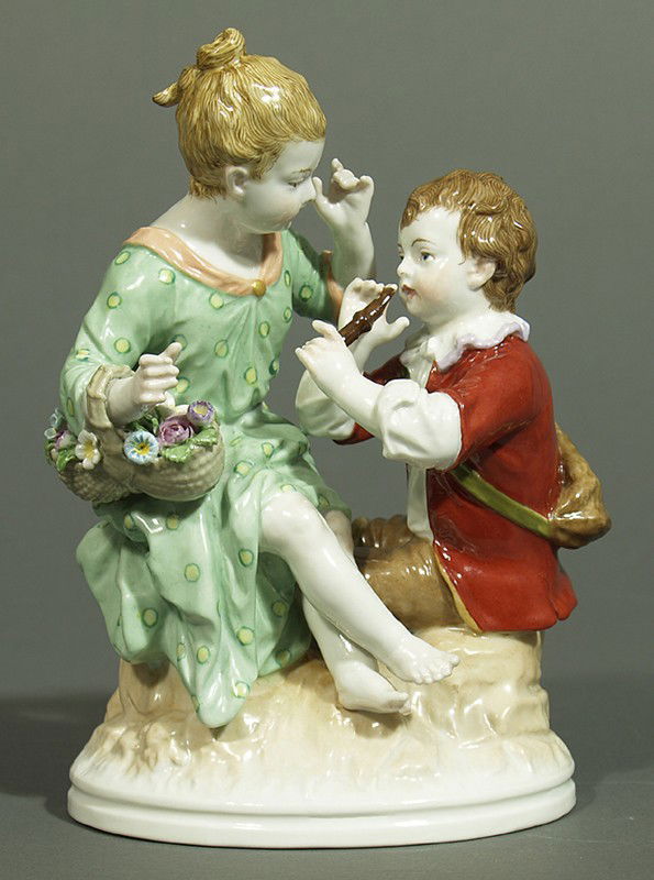 Figurengruppe, KPM Berlin.: Flöte spielender Knabe und Mädchen mit Blumenkorb auf naturalistischen Sockel. Bunt bemalt. Flöte besch. Blaue Szeptermarke neben rotem Reichsapfel über KPM, Berlin. Um 1900. 1. Wahl. H. 16,5 cm.