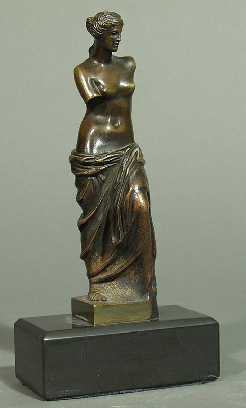 Unbekannter Künstler (um 1900): Venus von Milo. Bronze mit brauner Patina (Gebrauchsspuren). Stempel BRONZE GARANTI. H. 19 cm. Schwarzer Marmorsockel (min. best.), H. 4 cm.
