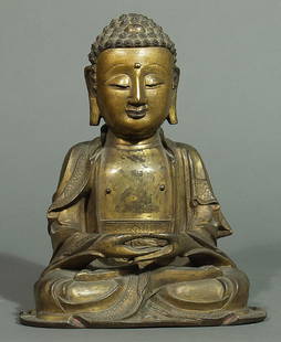 Sitzender Buddha Shakyamuni.: Feuervergoldete Bronze, teils kaltvergoldet. Der im Lotussitz ruhende Buddha, die Hände im Gestus der Meditation haltend. Auf der Brust das Swastika-Zeichen. Das über die Schultern herabfallende Gew