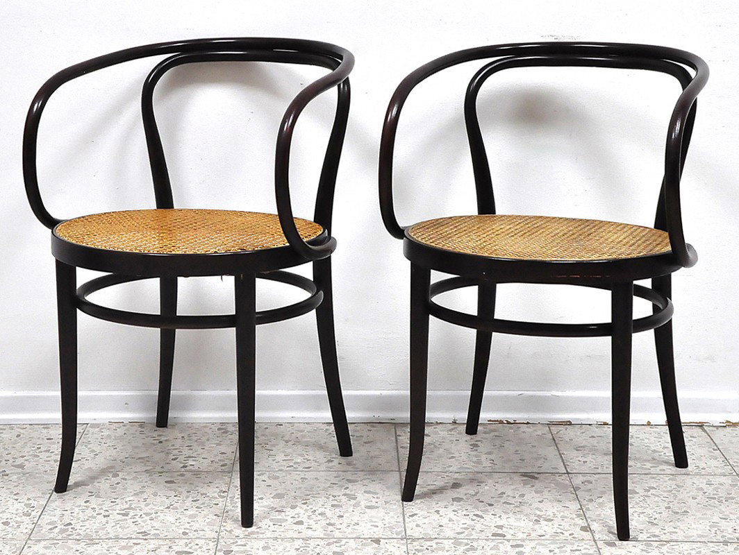 Paar Thonet-Stühle.: Bugholzgestell. Sitzfläche mit Korbgeflecht. Unterseite 1x mit Firmenetikett. Gebrauchsspuren. 2. Hälfte 20. Jh. H. 76 cm.