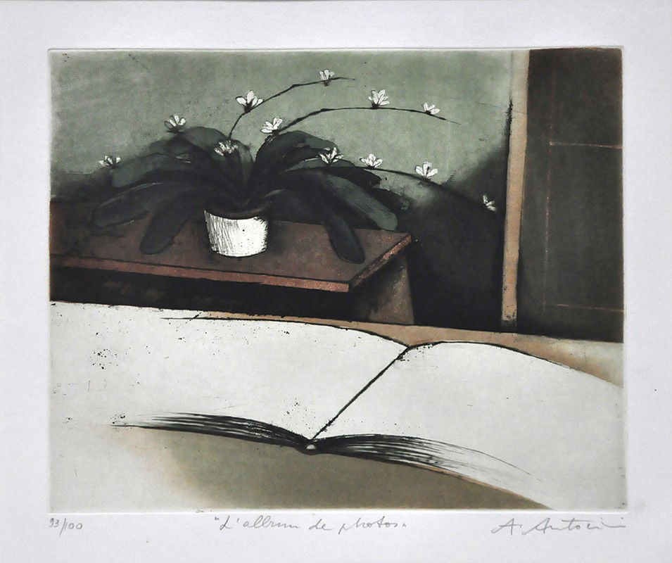 Annapia, Antonini (geb. 1942): "L'album de Fotos", so mittig mit Bleistift betitelt. Farbradierung, re. u. mit Bleistift sign., Ex. 93/100, 20x 24,5 cm, PP., R.