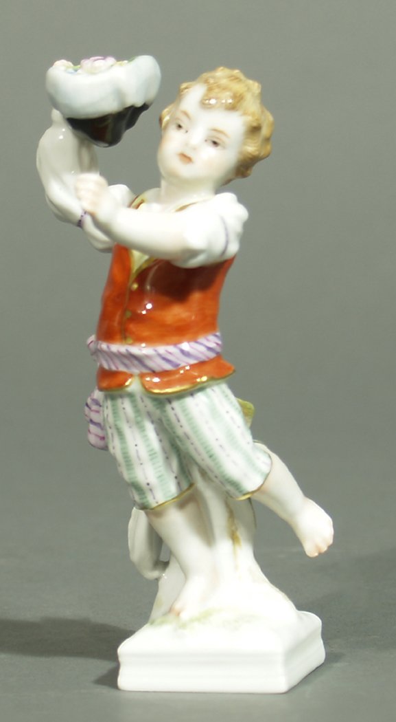 Meyer, Friedrich Elias: Monatsfigur "Mai (Zwilling)". Bunt bemalt. Szeptermarke neben rotem Reichsapfel über KPM, Berlin, 20. Jh. 1. Wahl. H. 11 cm.