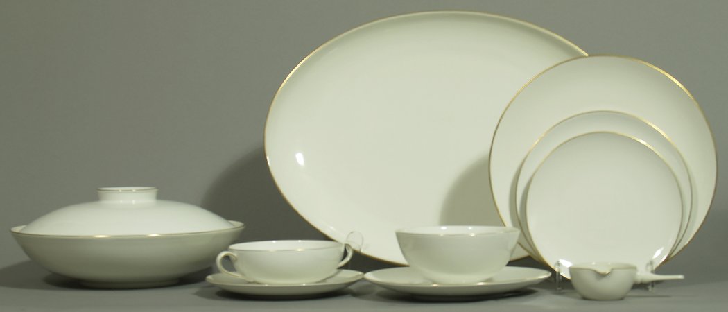 Petri, Trude: Speiseservice für acht Personen, KPM Berlin, 47-teilig, "Urbino", weiß mit Goldrand. Bestehend aus: Je acht flachen Speise-, Brot- und Desserttellern, sieben Suppentassen mit acht Untertassen, Sauci