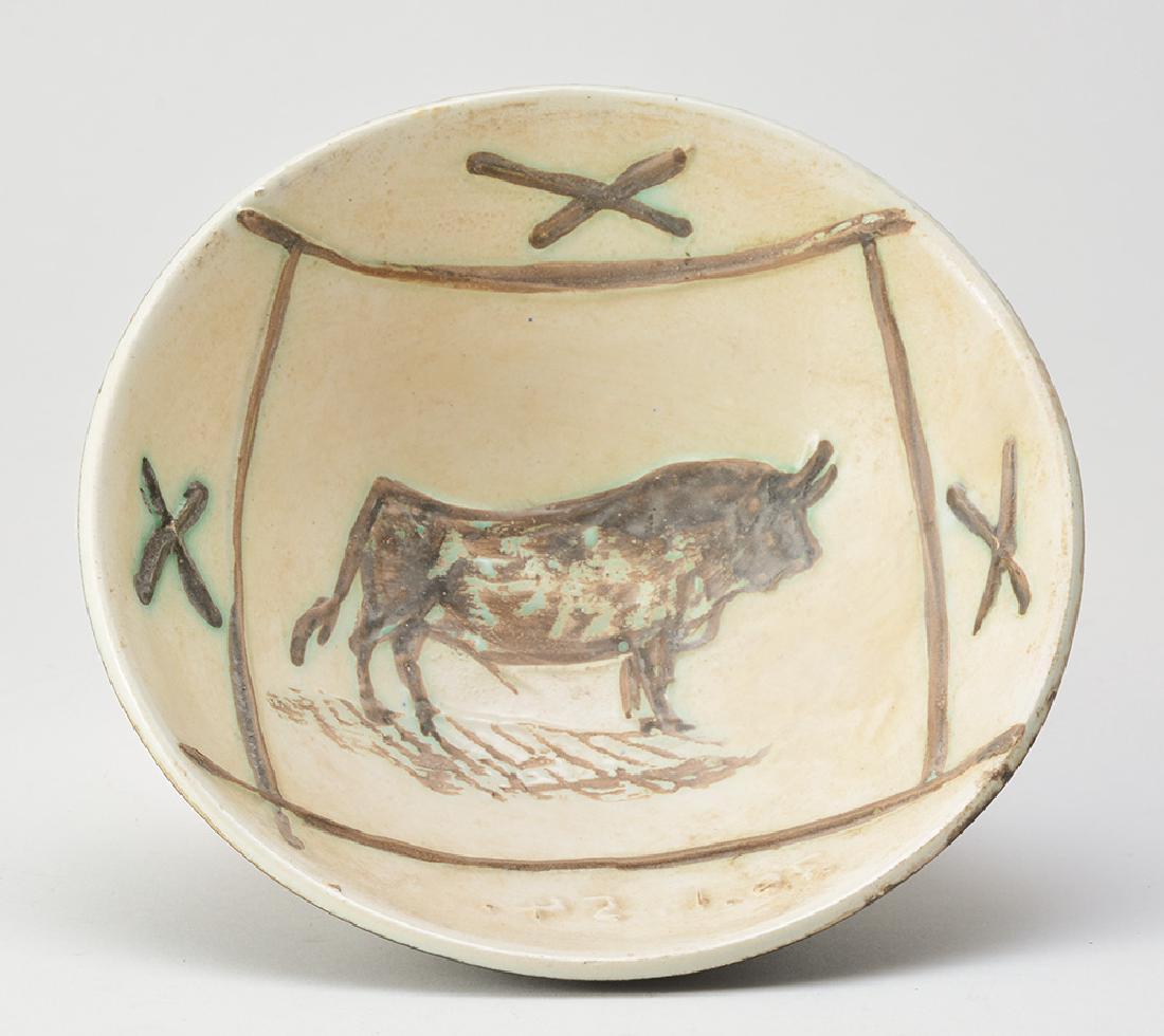 PICASSO, Pablo (1881-1973) - MADOURA Edition: PICASSO, Pablo (1881-1973)- MADOURA Edition Round white enamelled earthenware cup decorated with a bull, created in 1954. Marked on the bottom: "Madoura Empreinte originale de Picasso" D: 18cm - 7"