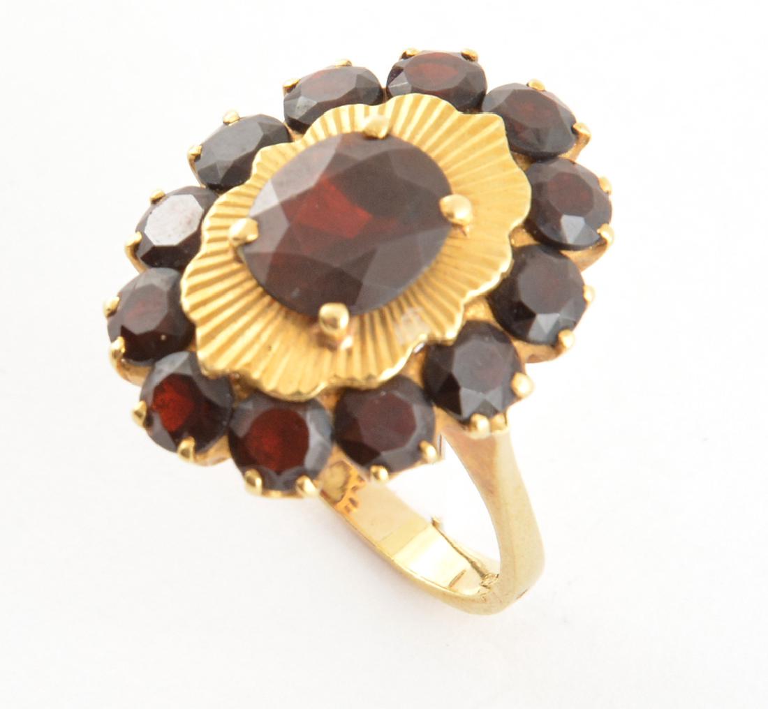 14K GOLD: 14K yellow gold ring set with red stones, probably garnets. Weight: 7.7g - Size: 7.25