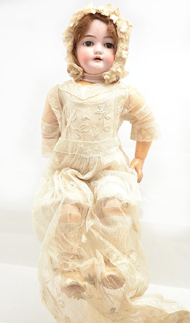 SIMON & ALBIG - ANTIQUE DOLL: Antique doll of the brand "SIMON & ALBIG", marked "SH - WSK4", dressed in antique underwears, shoes and ankle boots, as well as a baptism dress and a tulle cap, biscuit head, sleepy eyes, open mouth,