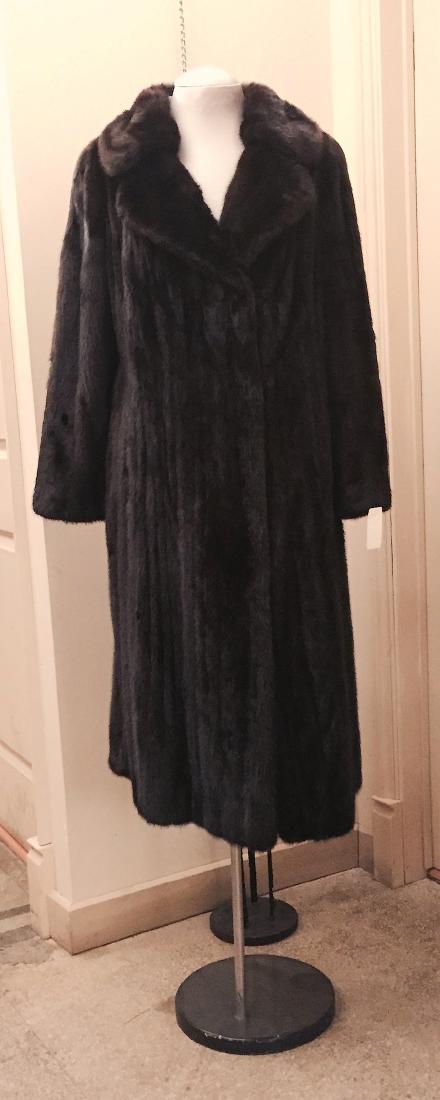 MINK: Mink fur coat, large collar. Small to medium size. *This lot cannot be exported.