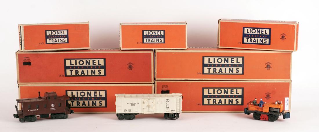 THE LIONEL CORPORATION - SET OF 7 CARS: Set of 7 the Lionel Corporation train cars including : - No. 6457 Caboose - No. 6472 Refrigerator car - No. 50 Gang car - No. 2532 Illuminated astra-dome car (2 copies) - No. 2531 Illuminated observat