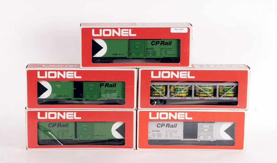 LIONEL - SET OF 5 CARS: Set of 5 Lionel trains including : - CP Rail Box car 6-9730 - Canadian Pacifique Box Car 6-9713 (X3) - Heinz Pickle Car 6-9128 In their original boxes