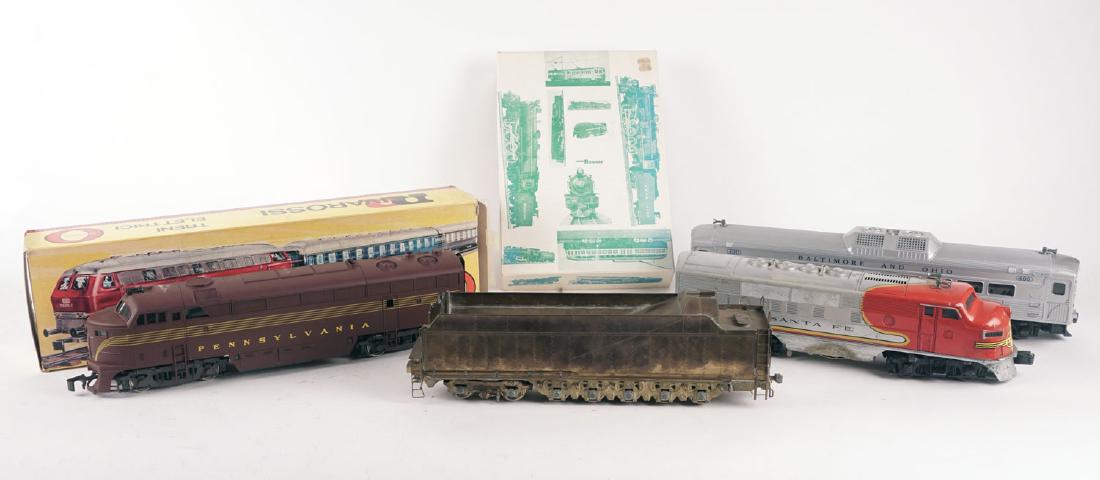 LIONEL - SET OF VARIOUS TRAIN: Set of 3 Lionel trains including : - Lionel 400 Powered Baltimore & Ohio Commuter Car Lionel 400 - Lionel 2383 Santa Fe F-3 AA Diesel Locomotives - Lionel NYC Niagara 4-8-4 Tender NIB, brass model Als