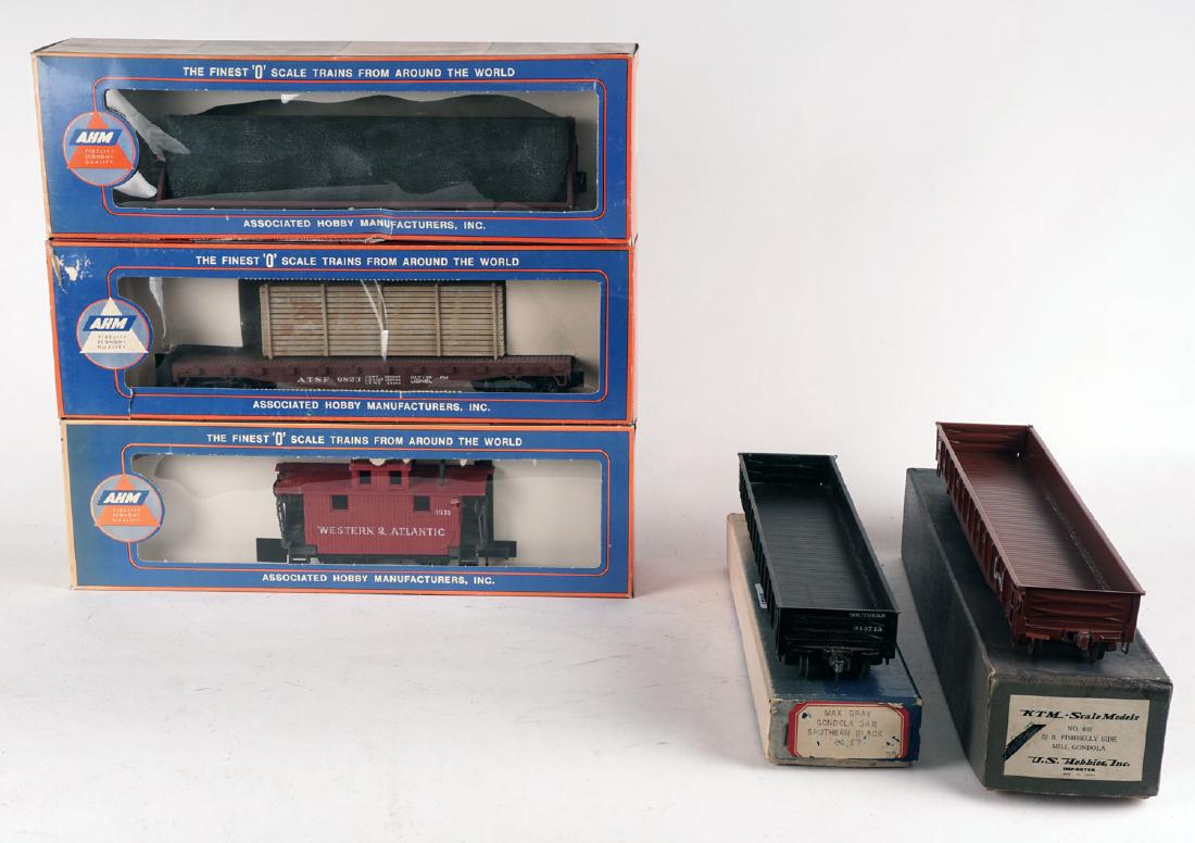 AHM / MG / KTM - SET OF 5 CARS: - AHM, Gondola with coal - AHM, 7301B Flat car with crates - AHM, Caboose - Max Gray, Gondola car southern black - K.T.M Scale Models, No.402 52ft fishbelly sode mill gondola In their original boxes