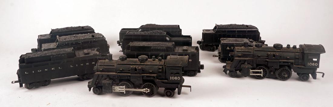 LIONEL — CARTON DE LOCOMOTIVES AND TENDERS: Set of locomotives and tenders Lionel including : — Lionel, 2 243W tenders for 243 steam 2-4-2 — Lionel, locomotive 1060 2-4-2 with tender (x2) — Lionel, 2 2046W tenders