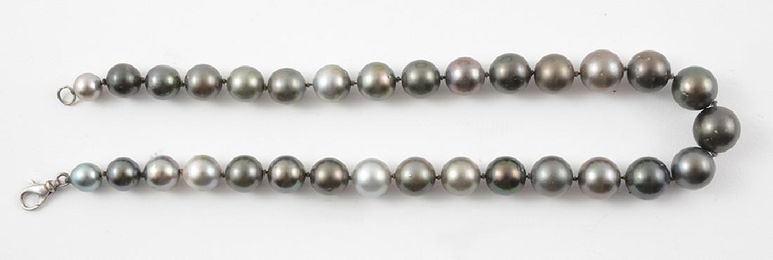 TAHITIAN PEARLS: Tahitian pearls necklace. Weight: 106.3g.