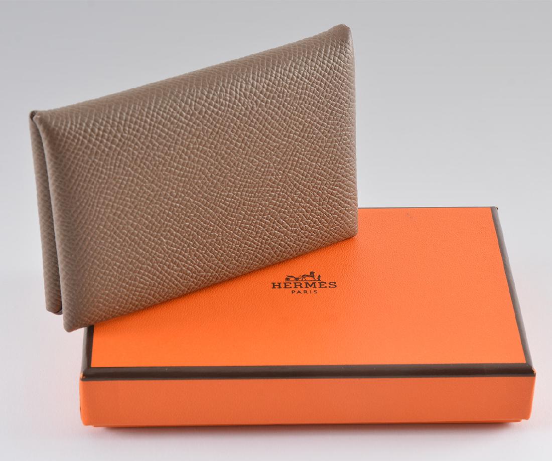HERMÈS PARIS - CALVI: LOUIS VUITTON Brown leather card holder by Louis Vuitton, Calvi model. With its original box.