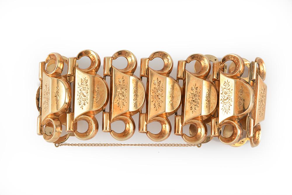 14K GOLD - PROV. MOLINARI FAMILY: 14K yellow gold wide articulated bracelet finely engraved with floral motifs and foliage, secure clasp. Weight: 35.1g Provenance: family of the artist Guido Molinari Also included a certificate of eva