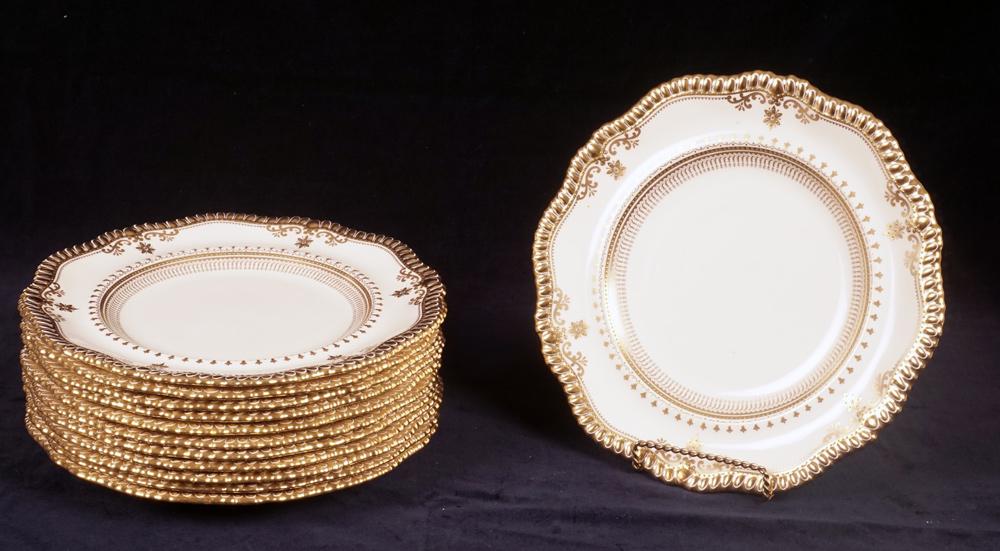 SPODE - ENGLAND, 20th c.: SPODE - ENGLAND, 20th century Service for 12 people comprised of 12 plates decorated with gilding and scalloped edges. Diam .: 26cm - 10.25 "
