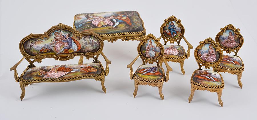 Autriche, XIXe / Austria, 19th century: Ensemble d'objets miniatures en émail cloisoné représentant une table, un diva et 4 chaises à décor de scènes galantes. Autriche, XIXe English Description: Ensemble of c
