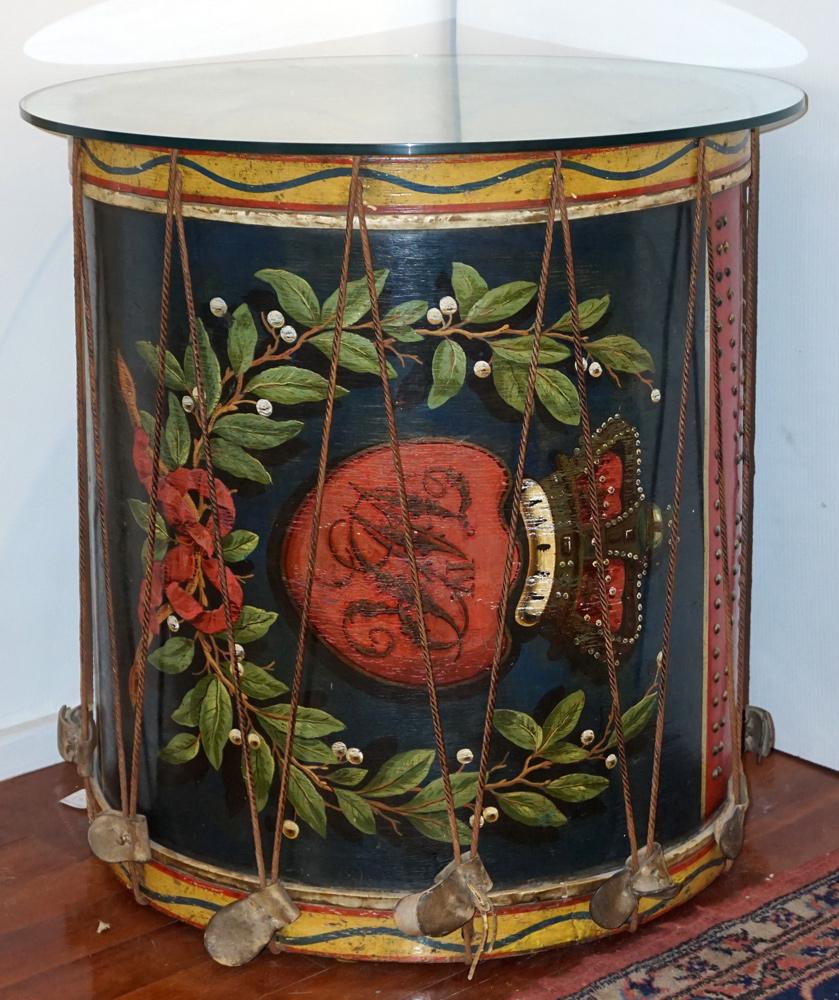 TABLE BASSE TAMBOUR / DRUM COFFEE TABLE: TABLE BASSE TAMBOUR Tambour en bois transformé en table basse avec plateau en verre et décoration peinte à la main H: 74cm - 29" D: 72cm - 28" DRUM COFFEE TABLE Wooden drum transformed