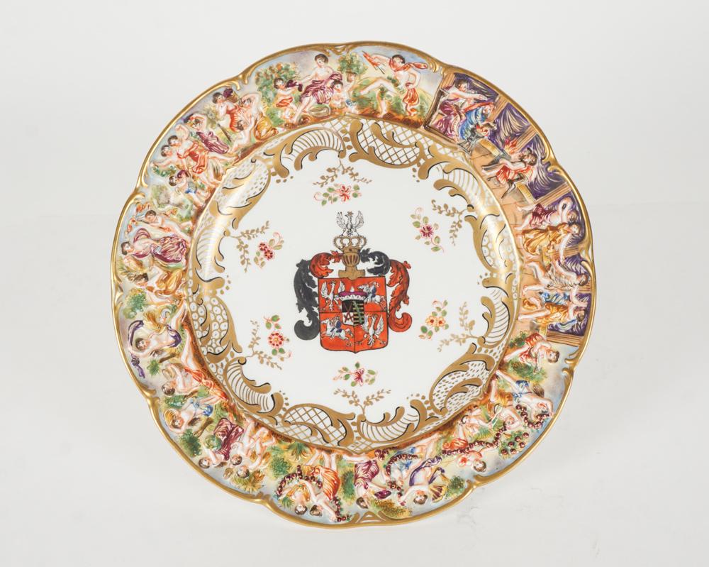 CAPODIMONTE, XVIIIe / CAPODIMONTE, 18th c: CAPODIMONTE, XVIIIe Assiette de Capodimonte avec décorations en relief et armoiries et signée au cul. XVIIIe siècle D: 26cm - 10.25'' CAPODIMONTE, 18th c. Capodimonte plate with embosse