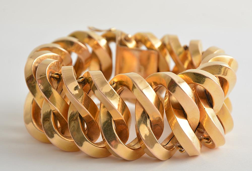 OR 18K / 18K GOLD: BRACELET OR 18K MAILLE JONC CARRÉ Bracelet en or jaune 18K formé d'importante mailles en jonc carré Poids: 133,68 grammes Poinçons 750 et étoile à 4 branches Longueur: 8,