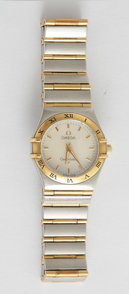 OMEGA: MONTRE DE FEMME OMEGA CONSTELATION OR-ACIER Montre OMEGA de femme Ce modèle en acier inoxydable et or jaune 18K de 25 mm arbore une lunette gravée de chiffres romains, un cadran en nacre bla