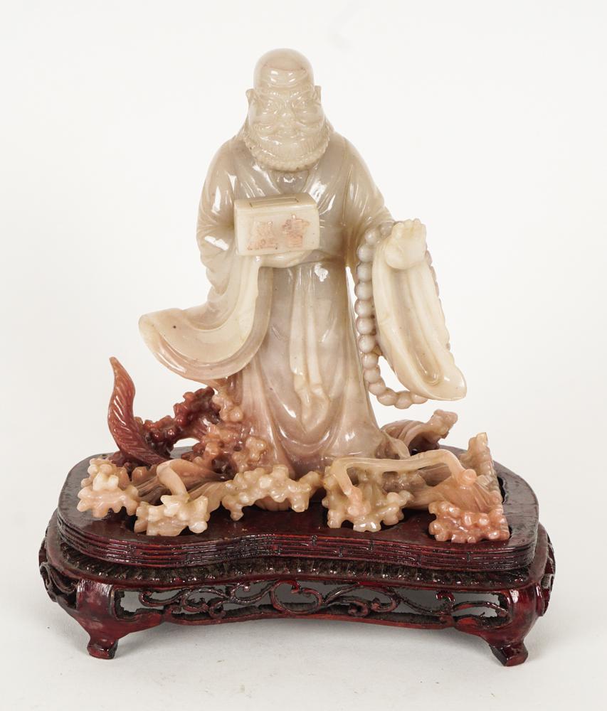 STÉATITE / SOAPSTONE: STÉATITE Sculpture en stéatite d'un sage avec rosaire sur son socle en bois H: 19cm - 7.5'' (socle inclus) L: 17cm - 6.5'' English Description SOAPSTONE Sculpture in soapstone of a wise man with ros