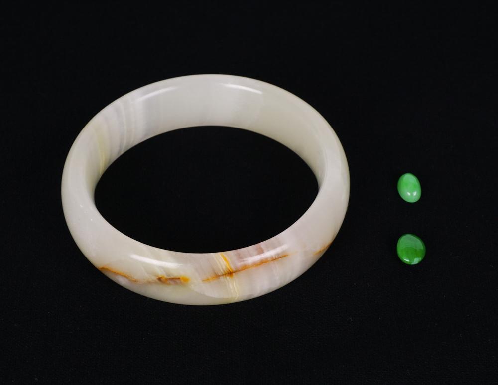 JADE: JADE Bracelet en jade Circonférence: 24cm- 9.5'' On joint deux petites sphères en jadeite English Description JADE Jade Bracelet Circumference: 24cm- 9.5" Two small jadeite spheres are attached.
