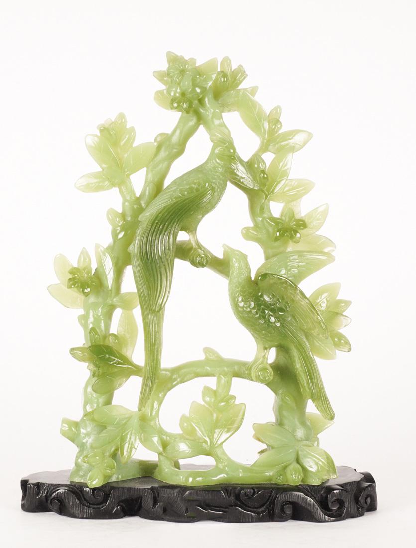 JADEITE: JADEITE Sculpture en jadéite d'oiseaux et fleurs sur son socle en bois H: 28cm - 11'' l: 21.5cm - 8.5'' English Description JADEITE Jadeite sculpture of birds and flowers on its wooden base H: 28cm -